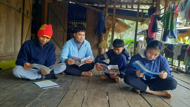 Chuyện sinh đẻ ở nơi người dân còn lấy bao cao su cho con thổi bóng, thuốc tránh thai cho... gà ăn! - Ảnh 2.