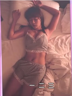 Bị đồng nghiệp đột k&iacute;ch v&agrave;o nh&agrave; ngay khi đang ngủ say, nữ YouTuber gợi cảm xấu hổ với khoảnh khắc ph&oacute;ng kho&aacute;ng của m&igrave;nh - Ảnh 5.