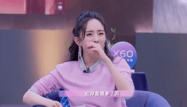 2 biểu cảm trái ngược của Dương Mịch gây sốt: Trai đẹp cởi áo thì chê bai nhưng hú hét ầm ĩ khi thấy khoảnh khắc tình tứ - Ảnh 3.