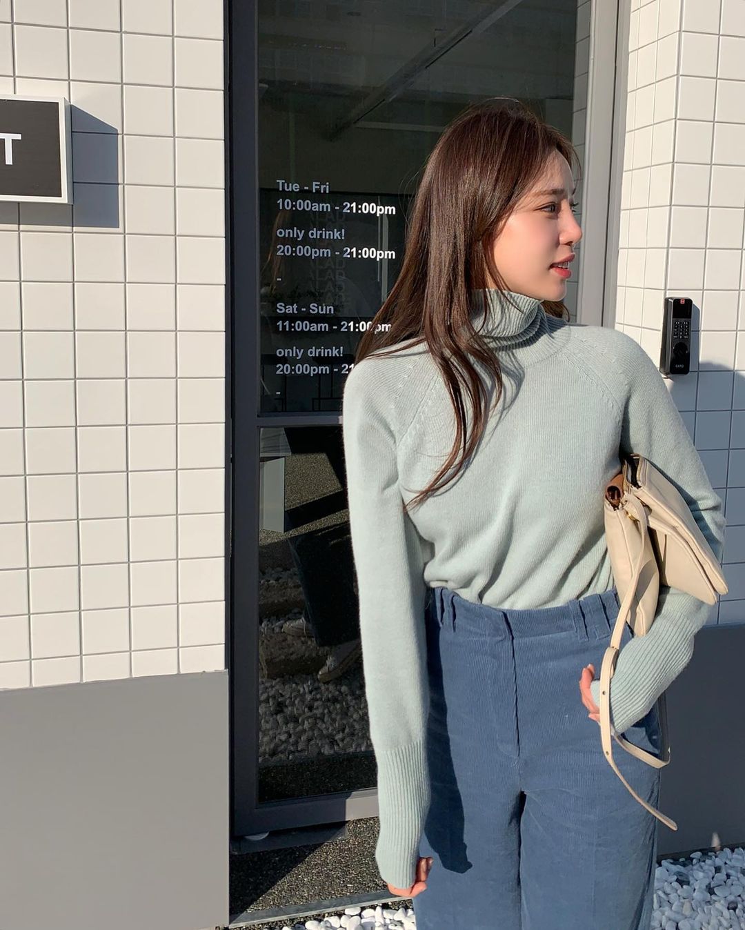 Kiểu áo len khắc tinh của nàng cổ ngắn, ngực to hay dáng béo tròn: Ghim ngay để né xa trước khi phí tiền mua - Ảnh 3. Kiểu áo len khắc tinh của nàng cổ ngắn, ngực to hay dáng béo tròn: Ghim ngay để né xa trước khi phí tiền mua - Ảnh 3.