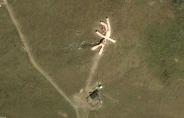 Google Earth cho thấy con thỏ bông nằm chình ình giữa núi tạo nên cảnh tượng ma mị rùng rợn, xuất xứ và ý nghĩa của nó là điều chẳng ai nghĩ đến - Ảnh 3.