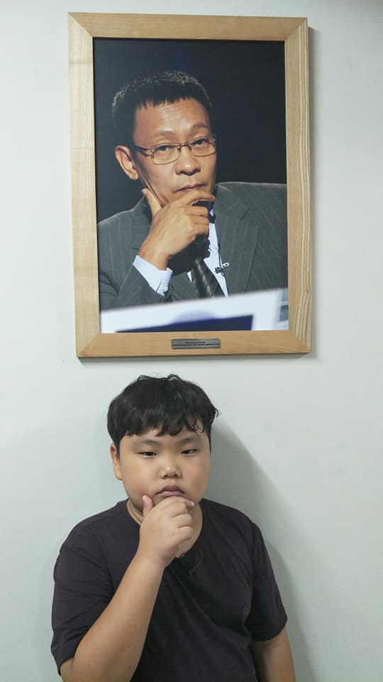 Chùm ảnh đi học các năm của Bi Béo nhà Xuân Bắc: Cậu nhóc ngày càng lớn khôn, nhìn biểu cảm khuôn mặt là thấy độ lầy lội tăng vọt - Ảnh 11. Chùm ảnh đi học các năm của Bi Béo nhà Xuân Bắc: Cậu nhóc ngày càng lớn khôn, nhìn biểu cảm khuôn mặt là thấy độ lầy lội tăng vọt - Ảnh 11.