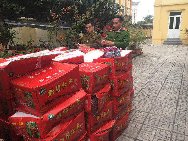 Hà Nội: Phát hiện hơn 10 tấn bánh kẹo không rõ nguồn gốc chuẩn bị được đem bán cho học sinh tại các cổng trường - Ảnh 4.