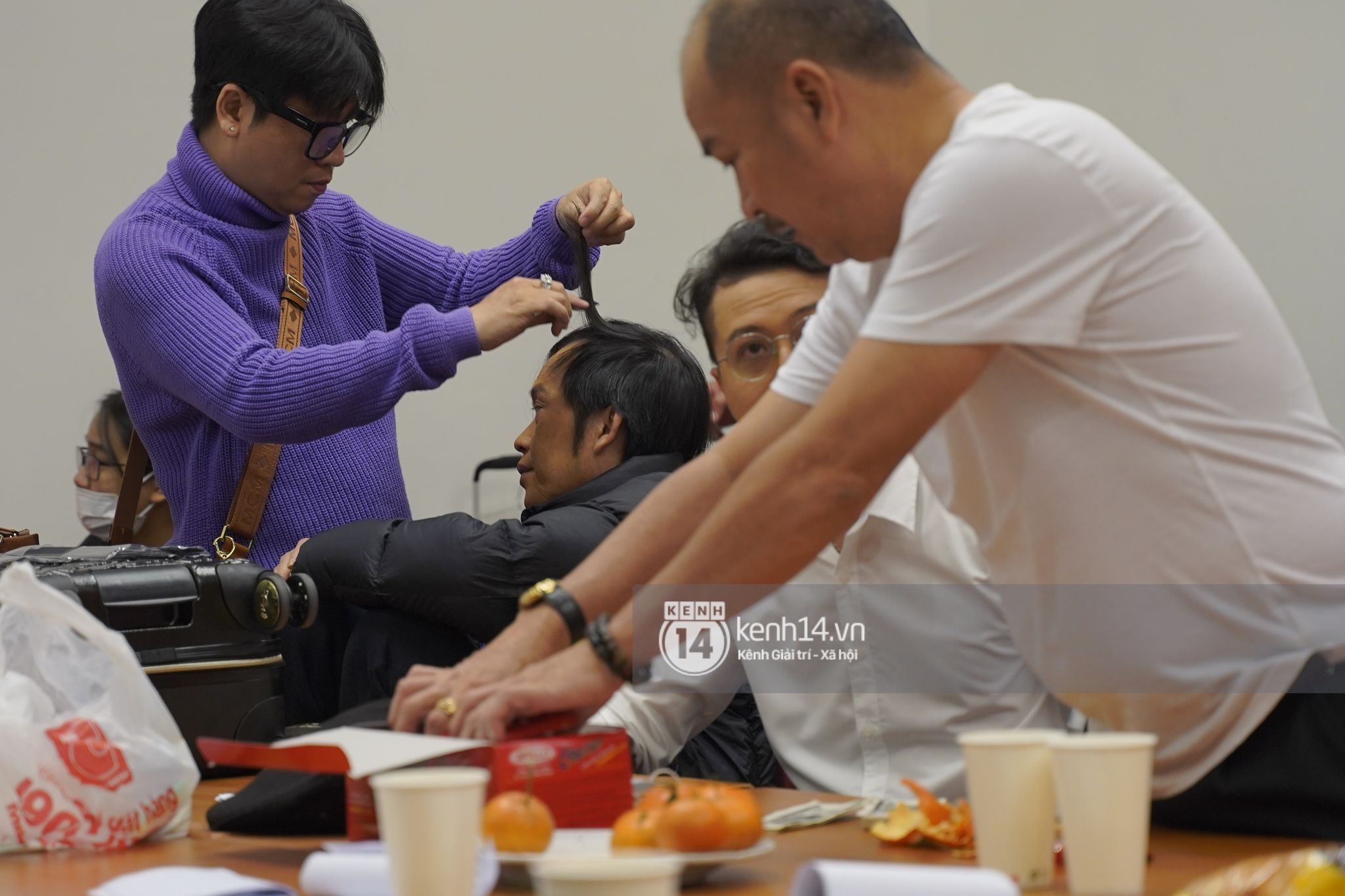 The behind-the-scenes photos revealed NS Hoai Linh's rugged appearance almost 20 days after the death of the late NS Chi Tai - Photo 4.