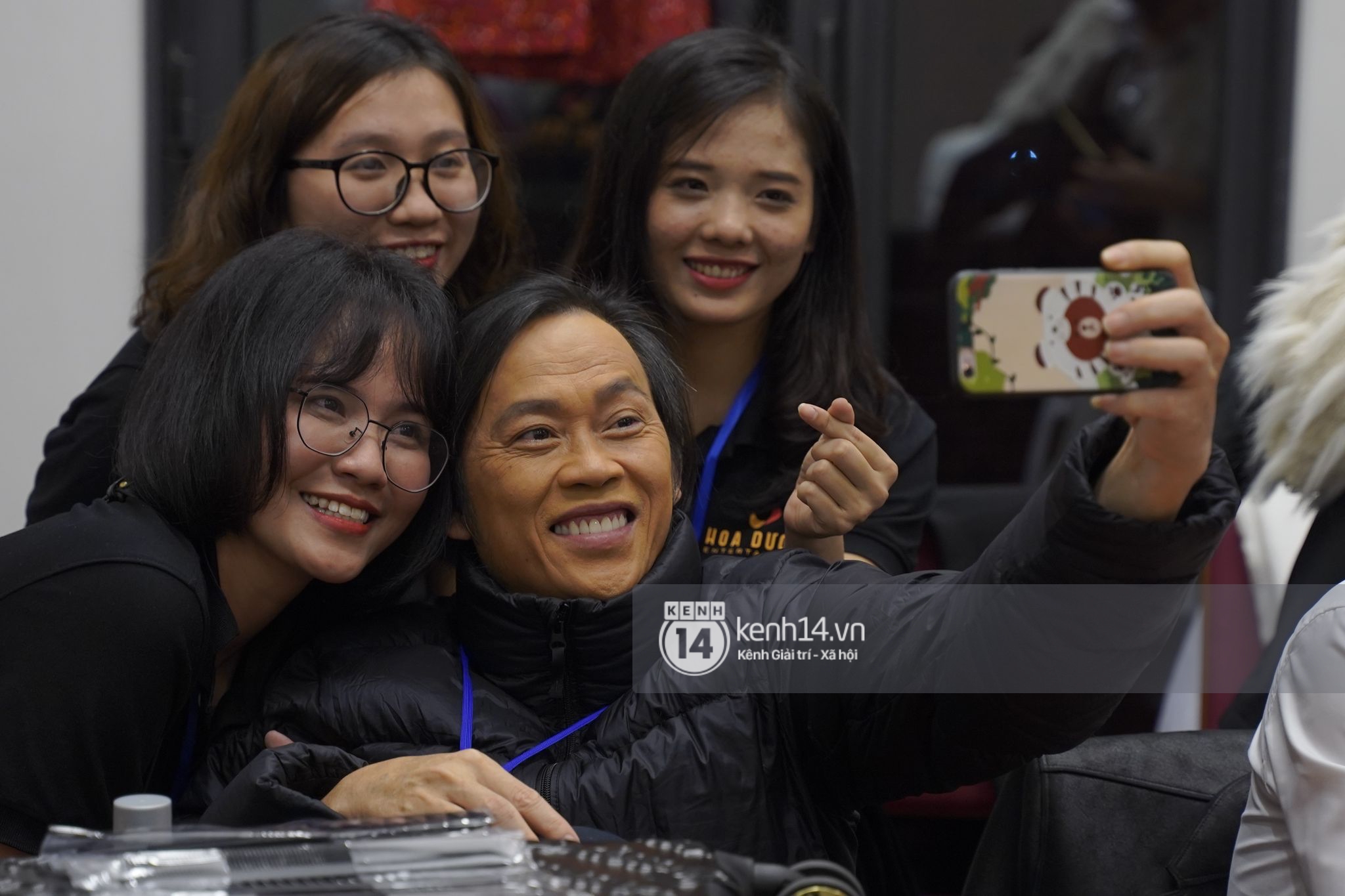 The behind-the-scenes photos clearly revealed NS Hoai Linh's tough appearance and dark eye circles after nearly 20 days when the late NS Chi Tai passed away - Photo 5.