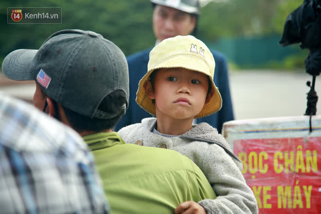 Gặp người cha gầy gò, ôm con nhỏ lang thang bán bọc chân chống xe máy gây xôn xao giữa phố Hà Nội - Ảnh 4.