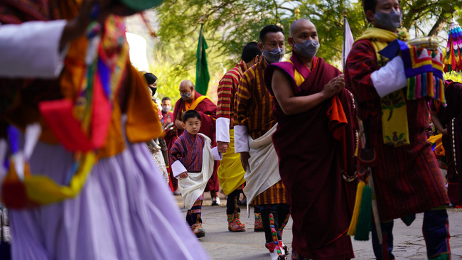 Hoàng hậu vạn người mê Bhutan chia sẻ ảnh mới của 2 Hoàng tử, vẻ ngoài của hai đứa trẻ gây bất ngờ - Ảnh 1.