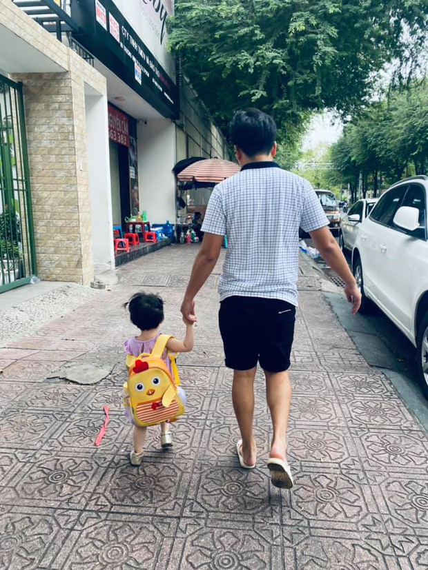 Truong Giang takes care of the children so that Nha Phuong's wife can go to work.  Watching them take care of them and having eye contact is enough to know how addicted a woman is!  Photo 6.