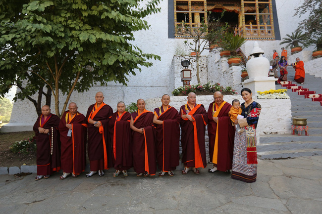 Hoàng hậu vạn người mê Bhutan chia sẻ ảnh mới của 2 Hoàng tử, vẻ ngoài của hai đứa trẻ gây bất ngờ - Ảnh 4.