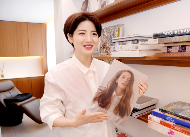Hairstylist hàng đầu Hàn Quốc chỉ ra lỗi sai cơ bản khi dùng dầu xả khiến tóc nhanh bết và chẳng cải thiện nhiều - Ảnh 1. Hairstylist hàng đầu Hàn Quốc chỉ ra lỗi sai cơ bản khi dùng dầu xả khiến tóc nhanh bết và chẳng cải thiện nhiều - Ảnh 1.