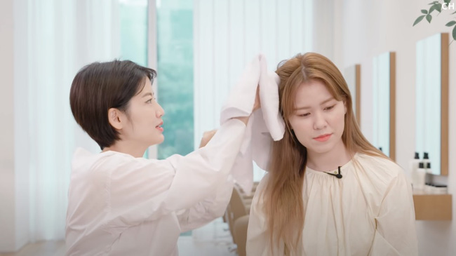 Hairstylist hàng đầu Hàn Quốc chỉ ra lỗi sai cơ bản khi dùng dầu xả khiến tóc nhanh bết và chẳng cải thiện nhiều - Ảnh 3. Hairstylist hàng đầu Hàn Quốc chỉ ra lỗi sai cơ bản khi dùng dầu xả khiến tóc nhanh bết và chẳng cải thiện nhiều - Ảnh 3.