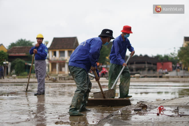 Chùm ảnh: Người dân Hội An vật vã dọn bùn non sau trận lụt thứ 8 trong năm - Ảnh 13.