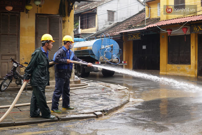Chùm ảnh: Người dân Hội An vật vã dọn bùn non sau trận lụt thứ 8 trong năm - Ảnh 10.
