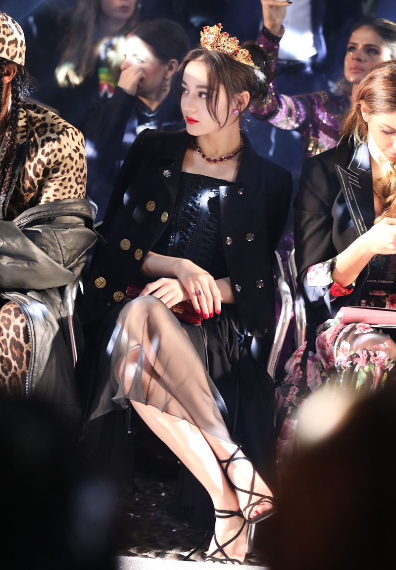 Sau 2 năm, cả Nhiệt Ba và đối thủ Cáp Ni Khắc Tư đều xuống sắc không phanh: “Dừ” nhanh khó tin, còn đâu visual khiến Cbiz trầm trồ? - Ảnh 3. Sau 2 năm, cả Nhiệt Ba và đối thủ Cáp Ni Khắc Tư đều xuống sắc không phanh: “Dừ” nhanh khó tin, còn đâu visual khiến Cbiz trầm trồ? - Ảnh 3.