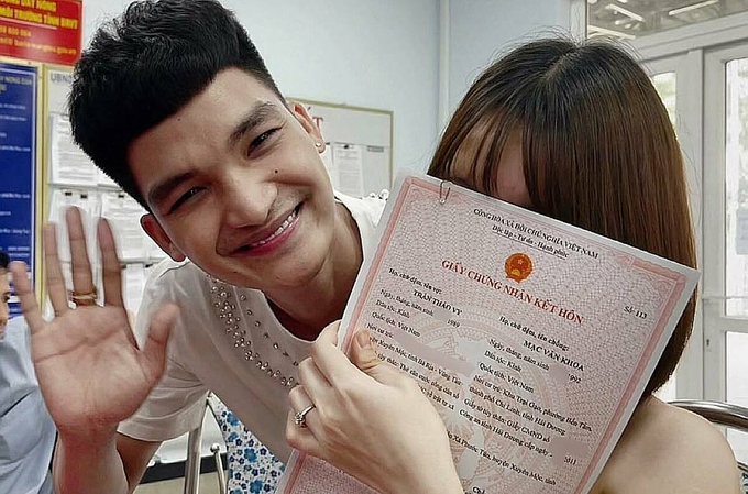 Mac Van Khoa and his girlfriend officially became husband and wife after 5 years, happily showing off their marriage certificate - Photo 3.