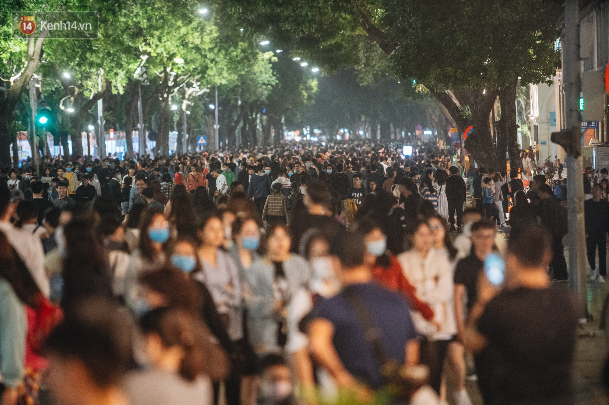 Hanoi issued an urgent call: Continue to stop activities and events that bring people together when they are not needed - Photo 1.