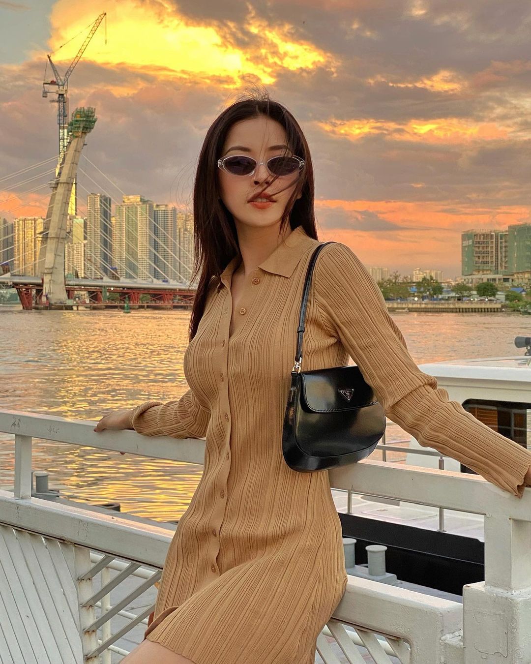 Instagram look của sao Việt: Ngọc Trinh diện áo cắt khoét nhìn mà ngượng thay, Xoài Non đơn giản mà xinh ngất - Ảnh 2. Instagram look của sao Việt: Ngọc Trinh diện áo cắt khoét nhìn mà ngượng thay, Xoài Non đơn giản mà xinh ngất - Ảnh 2.