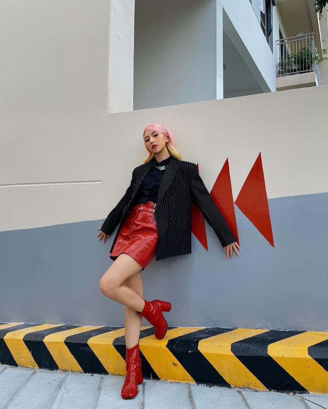 Instagram look của sao Việt: Ngọc Trinh diện áo cắt khoét nhìn mà ngượng thay, Xoài Non đơn giản mà xinh ngất - Ảnh 4. Instagram look của sao Việt: Ngọc Trinh diện áo cắt khoét nhìn mà ngượng thay, Xoài Non đơn giản mà xinh ngất - Ảnh 4.