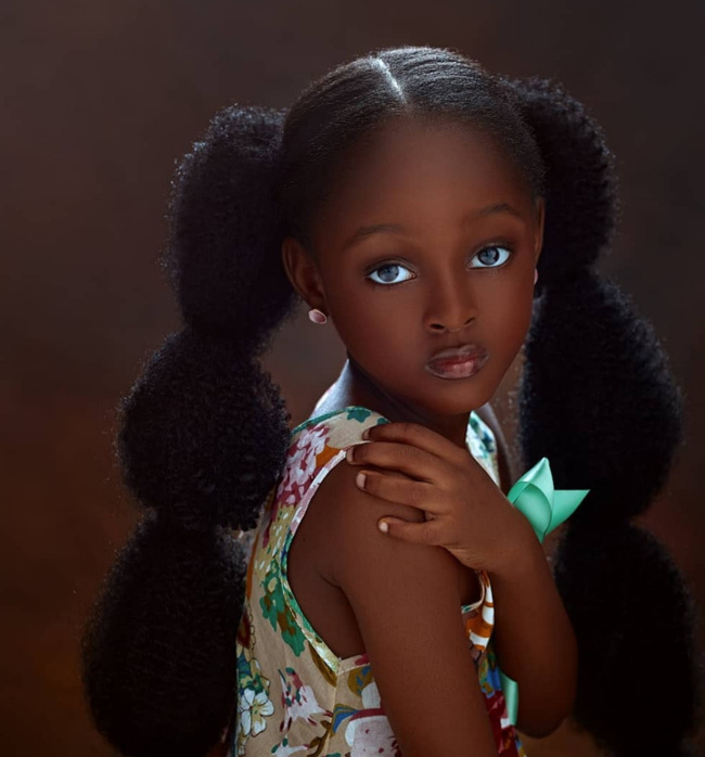 Bất ngờ đổi đời sau loạt ảnh 2 năm trước, cô bé châu Phi đẹp nhất thế giới giờ vẫn đẹp nao lòng nhưng cách cha mẹ dạy dỗ mới đáng chú ý - Ảnh 4.