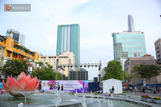 Nguyen Hue Pedestrian Street before 2021 countdown: Still rushing to get ready for the stage, many people have come to a nice place - Photo 1.