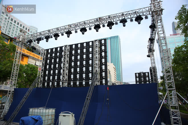 Nguyen Hue Pedestrian Street before 2021 countdown: Still rushing to get ready for the stage, many people have come to a nice place - Photo 2.