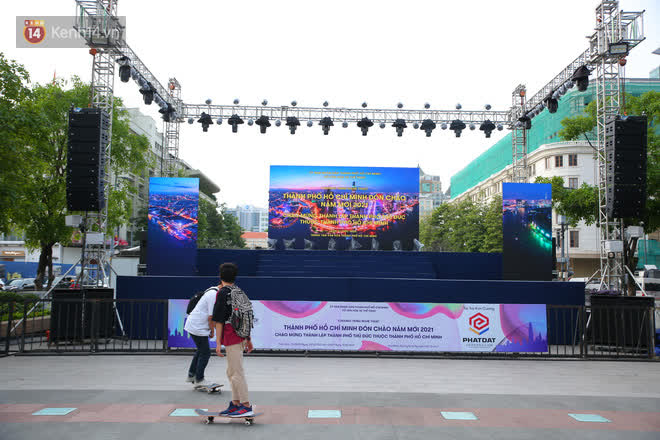 Nguyen Hue pedestrian street before the 2021 countdown: Still in a rush to get ready for the stage, many people have come to a nice place - Photo 3.