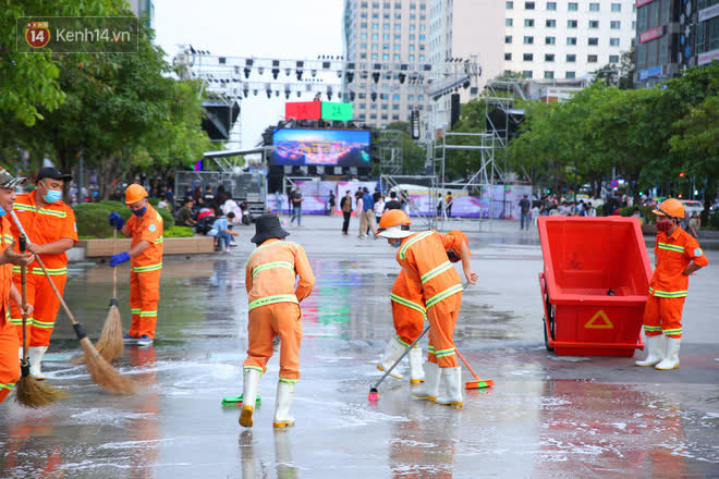 Nguyen Hue pedestrian street before 2021 countdown: Still rushing to get ready for the stage, many people have come to a nice place - Photo 5.