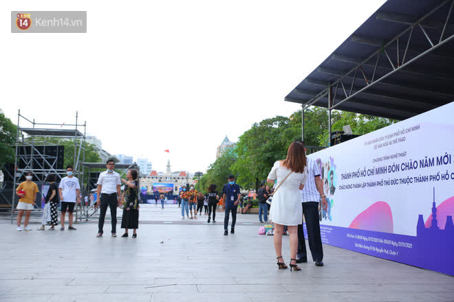 Nguyen Hue pedestrian street before 2021 countdown: Still rushing to get ready for the stage, many people have come to a nice place - Photo 6.