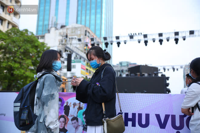 Nguyen Hue Pedestrian Street Before 2021 Countdown: Still hurrying to get ready for the stage, many people have come to a nice place - Photo 7.