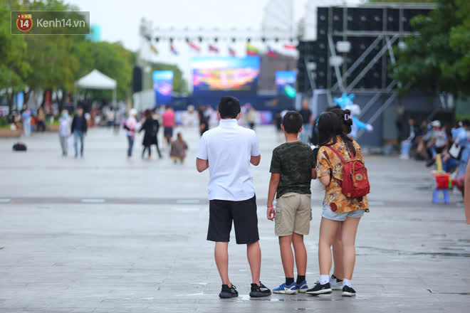 Nguyen Hue Pedestrian Street before 2021 countdown: Still in a rush to get ready for the stage, many people have come to a nice place - Photo 8.