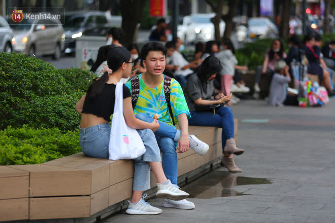 Nguyen Hue pedestrian street before the 2021 countdown: Still in a rush to prepare for the stage, many people have come to a nice place - Photo 9.