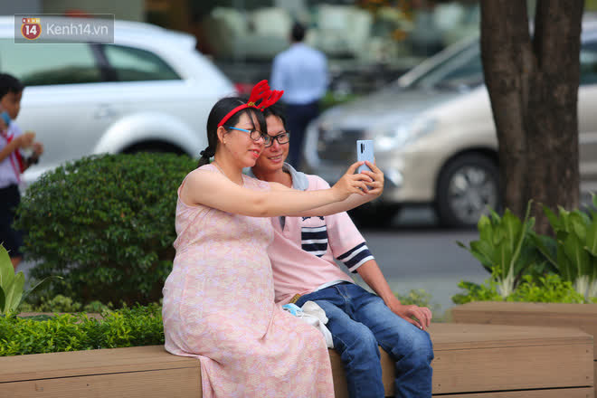 Nguyen Hue pedestrian street before 2021 countdown: Still rushing to get ready for the stage, many people have come to a nice place - Photo 11.