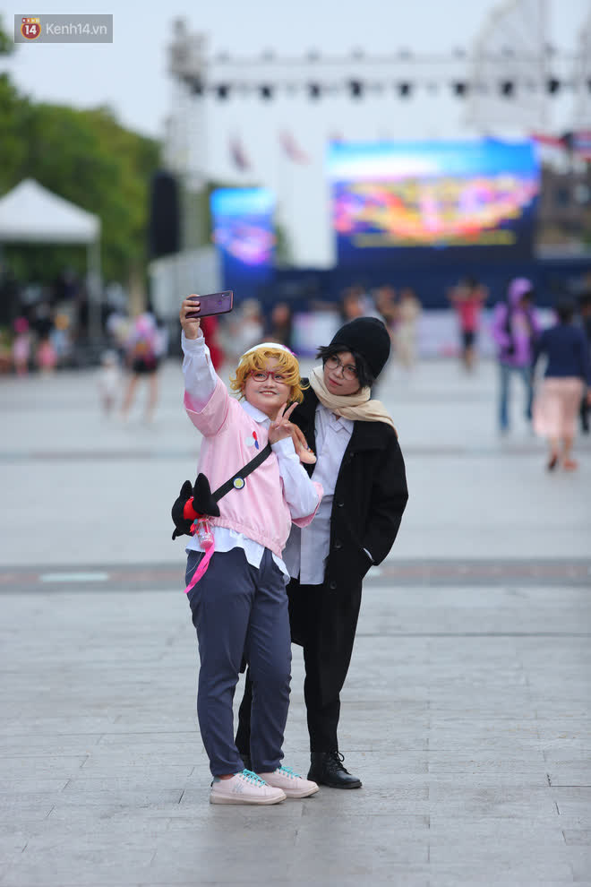 Nguyen Hue pedestrian street before 2021 countdown: Still in a rush to get ready for the stage, many people have come to a nice place - Photo 13.