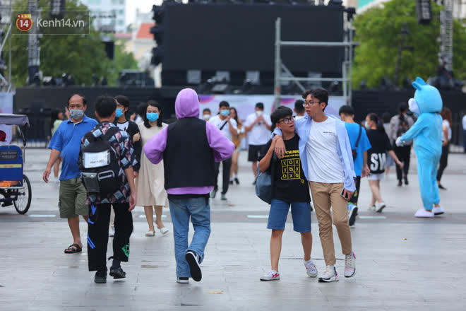 Nguyen Hue pedestrian street before 2021 countdown: Still rushing to get ready for the stage, many people have come to a nice place - Photo 15.