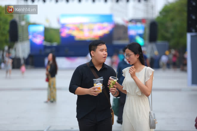 Nguyen Hue pedestrian street before 2021 countdown: Still in a rush to get ready for the stage, many people have come to a nice place - Photo 16.