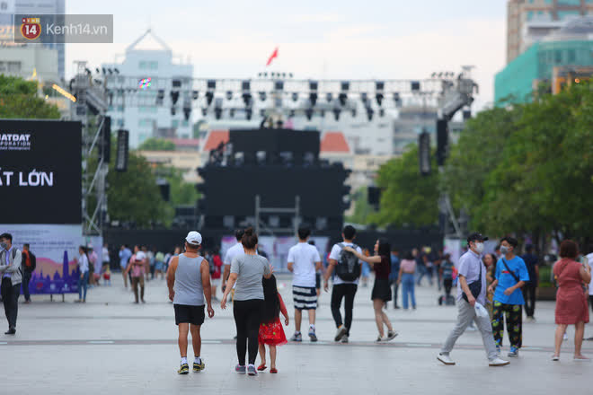 Nguyen Hue pedestrian street before 2021 countdown: Still rushing to get ready for the stage, many people have come to a nice place - Photo 18.