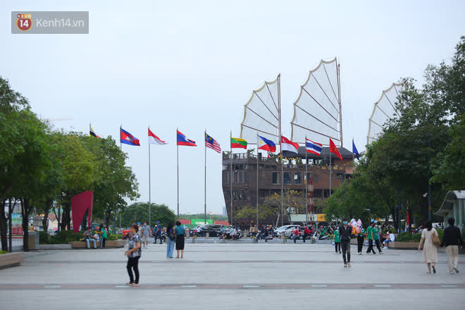 Nguyen Hue pedestrian street before 2021 countdown: Still in a rush to get ready for the stage, many people have come to a nice place - Photo 19.