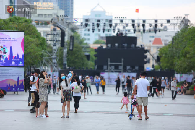 Nguyen Hue Pedestrian Street before 2021 countdown: Still rushing to get ready for the stage, many people have come to a nice place - Photo 20.