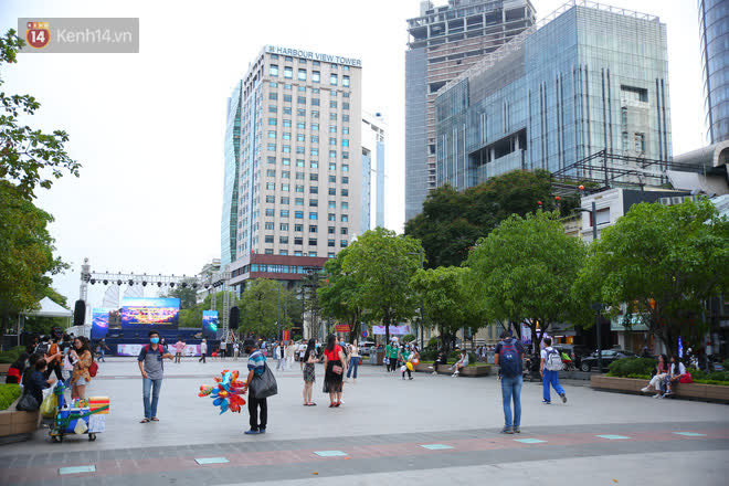 Nguyen Hue pedestrian street before 2021 countdown: Still in a rush to get ready for the stage, many people have come to a nice place - Photo 21.