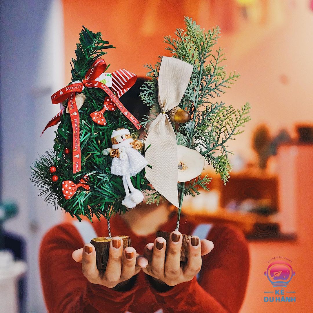 Shop bán đồ trang trí Giáng sinh cute sẽ đưa bạn đến với thế giới của những sản phẩm trang trí đơn giản nhưng lại đầy màu sắc và thân thiện với mọi lứa tuổi. Hãy mua những món đồ xinh xắn này để mang lại niềm vui và tình yêu của mùa lễ hội vào nhà của bạn.