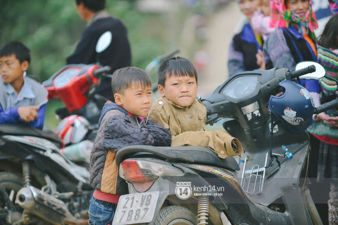 Bà con Mù Cang Chải tò mò và háo hức khi thấy đoàn người bí ẩn xuất hiện: Có điều gì đặc biệt sắp diễn ra thế nhỉ? - Ảnh 4.