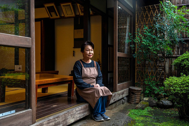 Bí quyết tồn tại qua hơn 1 thiên niên kỷ của tiệm bánh mochi nướng ở Nhật Bản: Suốt 1020 năm chỉ làm 1 sản phẩm duy nhất và cố gắng làm thật tốt! - Ảnh 1.