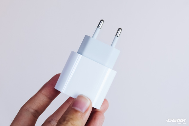 Đánh giá củ sạc Apple 20W đang cháy hàng tại Việt Nam: Giá cao nhưng chẳng có gì đặc biệt - Ảnh 4.