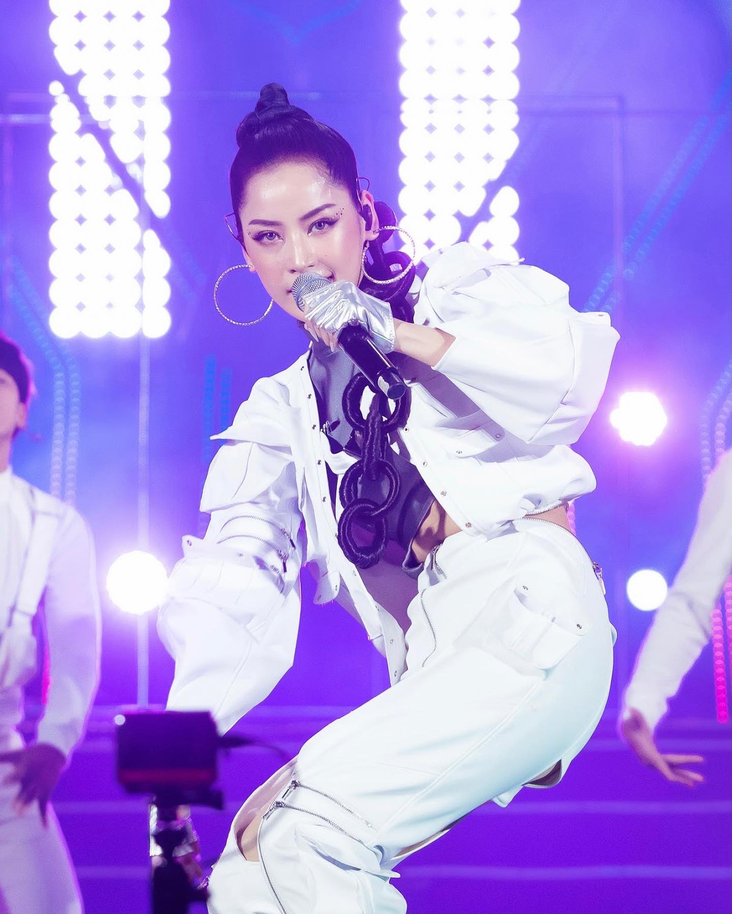 Con đường d&agrave;i ph&iacute;a trước của Chi Pu nay đ&atilde; c&oacute; th&ecirc;m 1 sự cố ngang h&agrave;ng chiếc ố, đến fan cũng kh&ocirc;ng nhịn nổi cười - Ảnh 9.