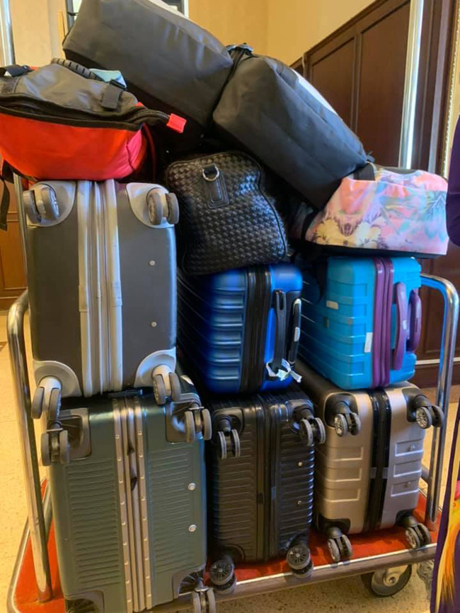 Hình ảnh vali đi du lịch sẽ khiến bạn có thể mường tượng được chuyến đi tới những điểm đến độc đáo, tuyệt vời. Những chiếc vali nhỏ gọn và tiện dụng sẽ giúp bạn đem theo nhiều hành lý hơn mà không cần phải lo lắng về việc bất tiện trong khi di chuyển. Đừng chần chừ mà hãy khám phá và tận hưởng những trải nghiệm đầy hào quang với những chiếc vali tuyệt vời này.