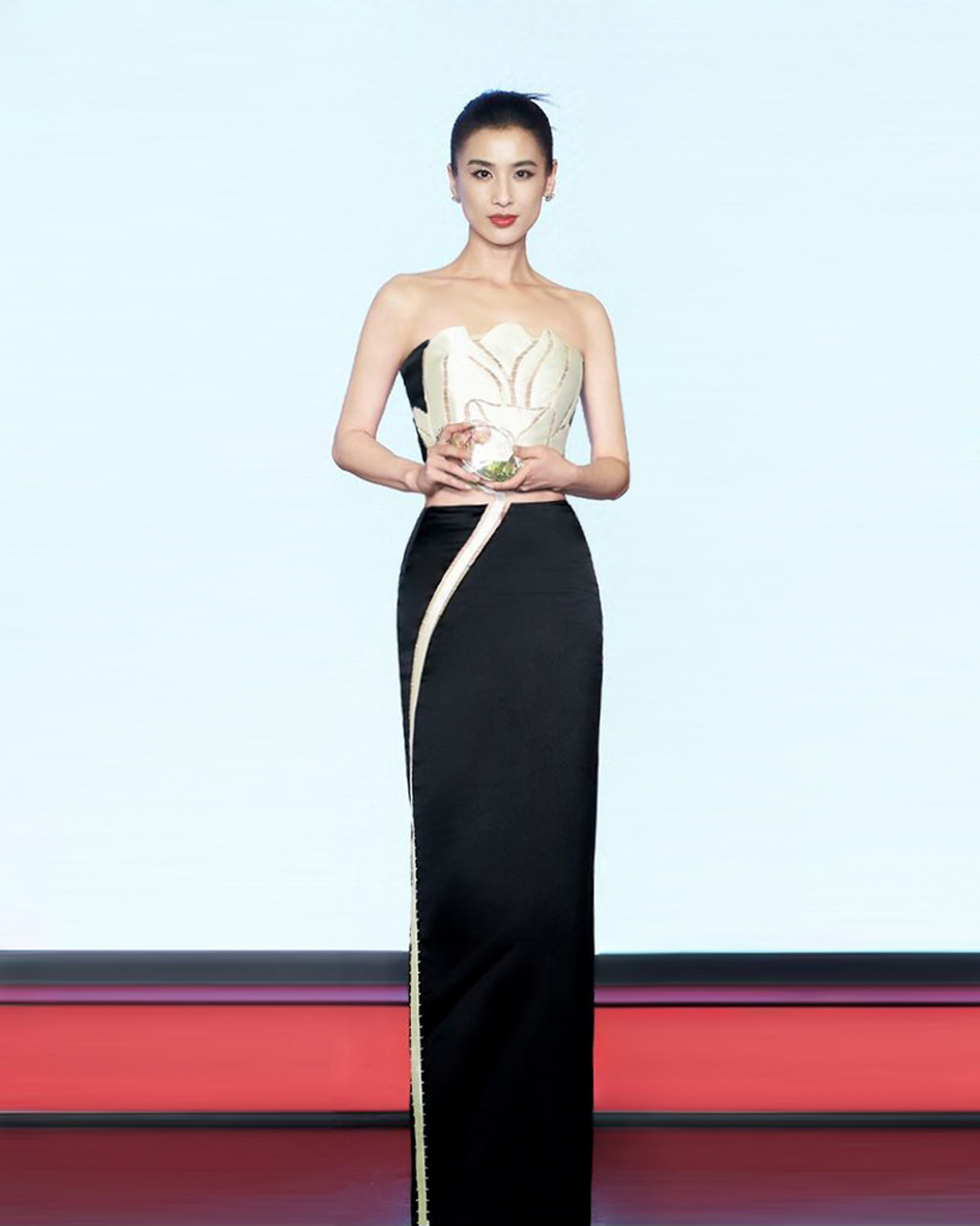 Nàng dâu bạc tỷ Huỳnh Thánh Y đẹp như tượng tạc trong sáng tạo của NTK Việt - Ảnh 4. Nàng dâu bạc tỷ Huỳnh Thánh Y đẹp như tượng tạc trong sáng tạo của NTK Việt - Ảnh 4.