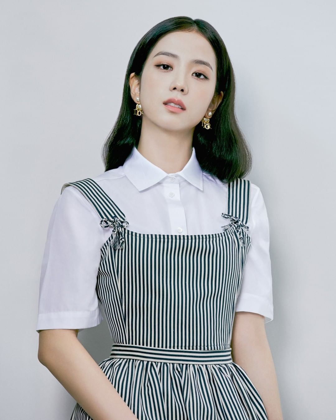 Đụng váy áo với với Jisoo, Triệu Lệ Dĩnh tuy có cách mix phá cách hơn nhưng lại bị chê như diện đồ Taobao kém sang - Ảnh 5. Đụng váy áo với với Jisoo, Triệu Lệ Dĩnh tuy có cách mix phá cách hơn nhưng lại bị chê như diện đồ Taobao kém sang - Ảnh 5.