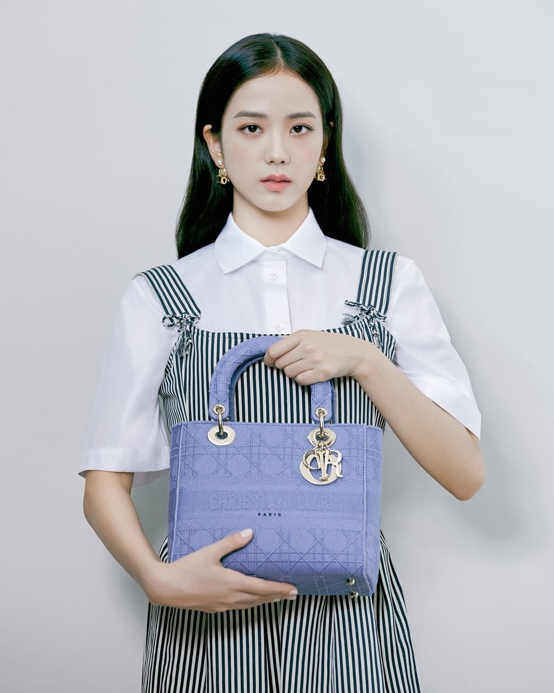 Đụng váy áo với với Jisoo, Triệu Lệ Dĩnh tuy có cách mix phá cách hơn nhưng lại bị chê như diện đồ Taobao kém sang - Ảnh 4. Đụng váy áo với với Jisoo, Triệu Lệ Dĩnh tuy có cách mix phá cách hơn nhưng lại bị chê như diện đồ Taobao kém sang - Ảnh 4.