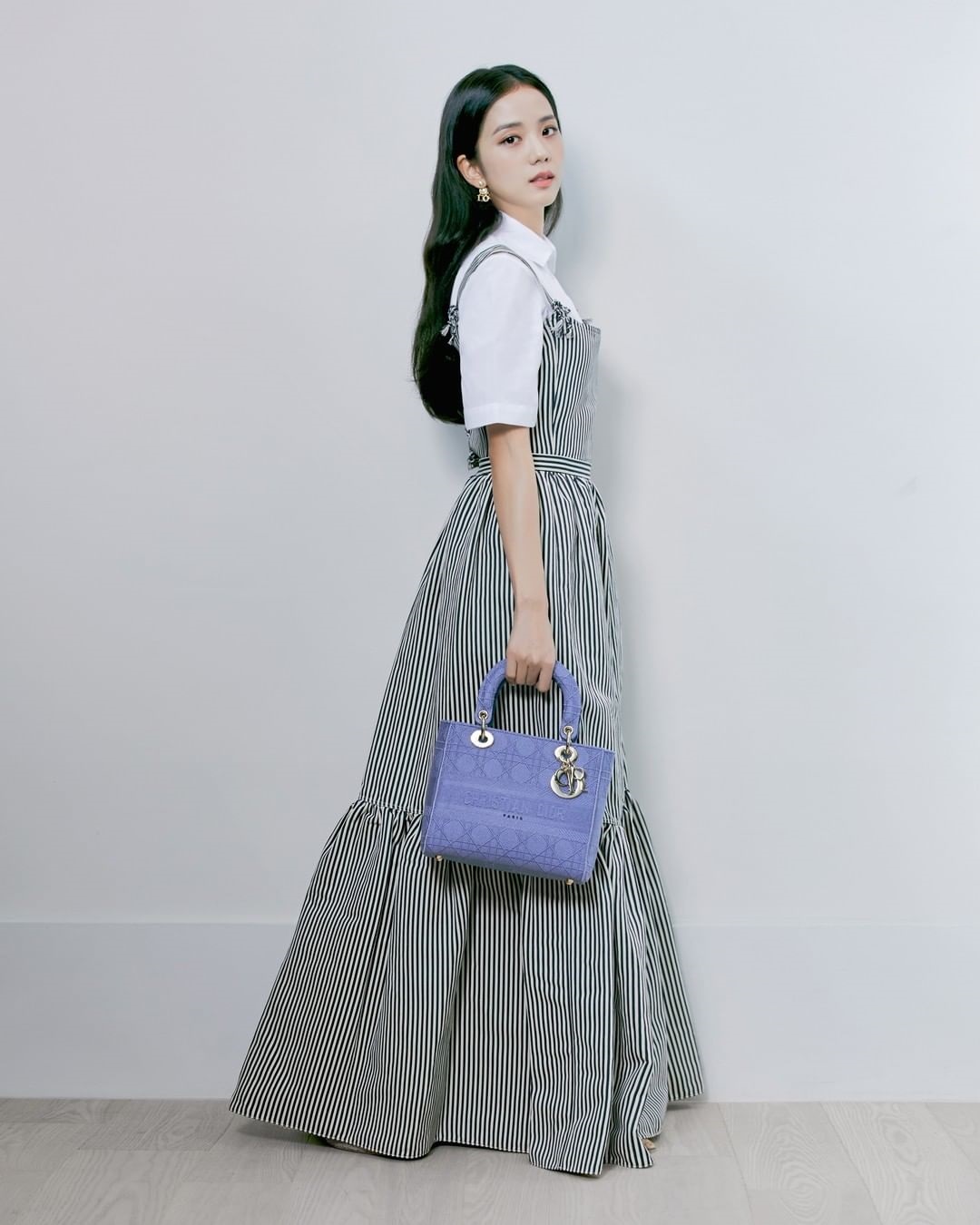 Đụng váy áo với với Jisoo, Triệu Lệ Dĩnh tuy có cách mix phá cách hơn nhưng lại bị chê như diện đồ Taobao kém sang - Ảnh 6. Đụng váy áo với với Jisoo, Triệu Lệ Dĩnh tuy có cách mix phá cách hơn nhưng lại bị chê như diện đồ Taobao kém sang - Ảnh 6.