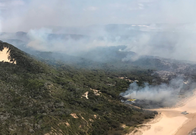Australia: Cháy rừng bùng phát dữ dội, cư dân trên đảo di sản Fraser sơ tán khẩn cấp - Ảnh 1.